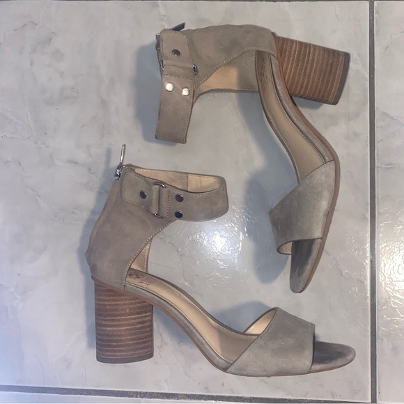 Heel shoes - Picture 3 of 5